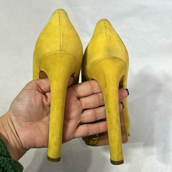 Alexander McQueen yellow suede peep toe heels embellished gold skull women’s 38 - Picture 5 of 13